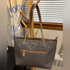 Gorgeous MICHAEL KORS Black/Gold MK Purse 👜